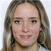 Profesora de inglés imparte clases a niños de primaria